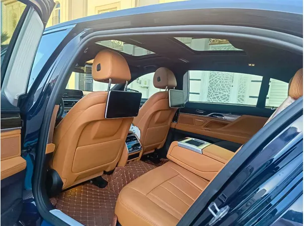 Car image 19