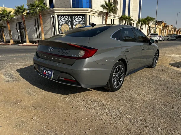 Car image 5