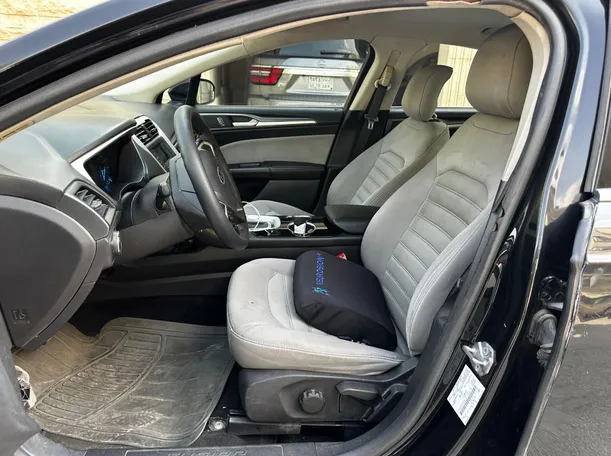 Car image 12