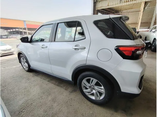 Car image 8