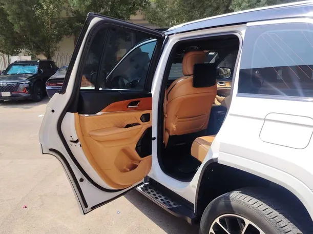 Car image 13