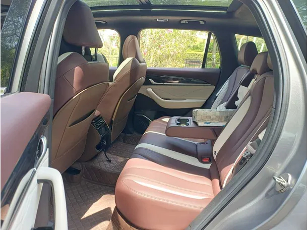 Car image 13
