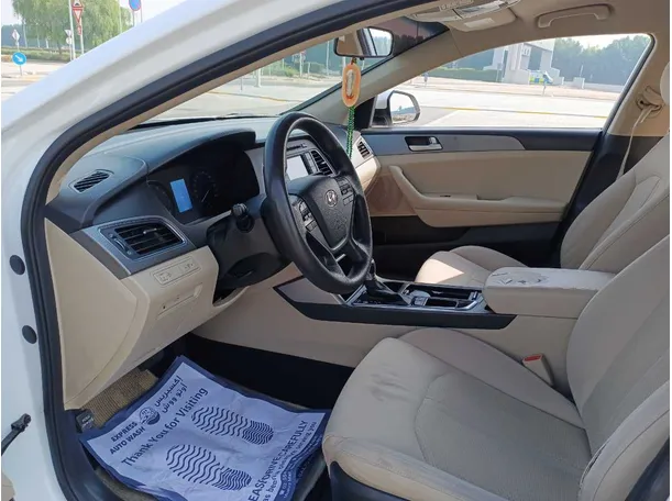 Car image 11