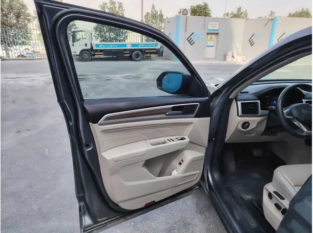 Car image 10