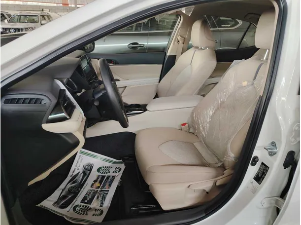 Car image 14