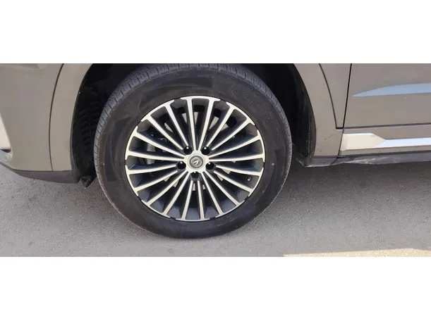 Car image 10