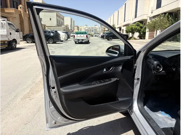 Car image 10