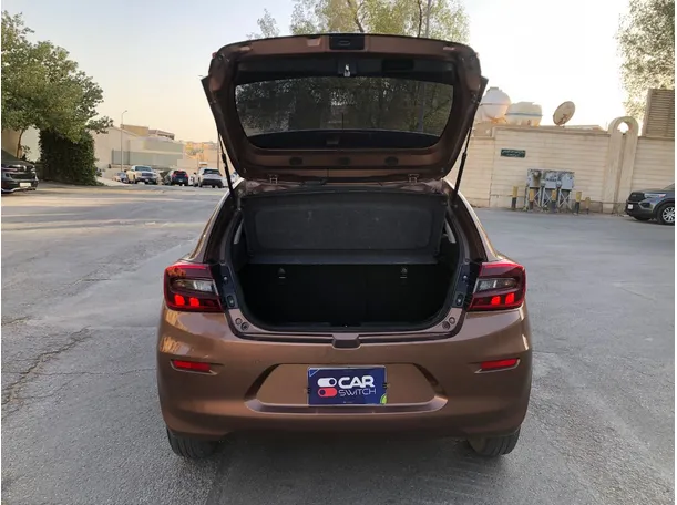 Car image 18