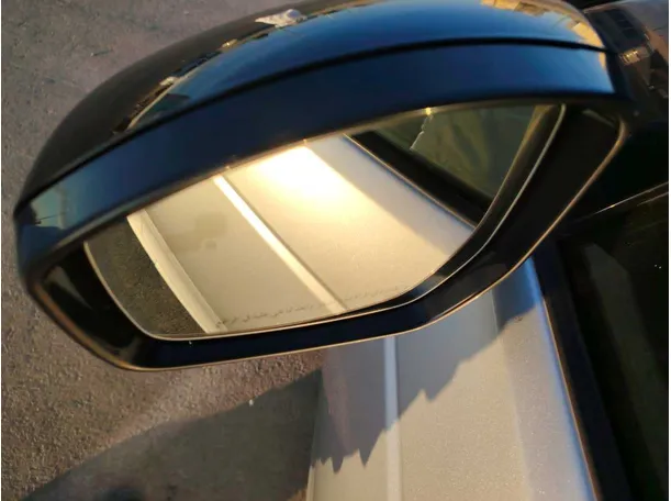 Car image 32