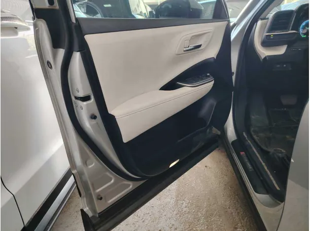 Car image 13