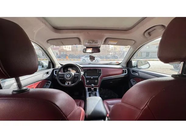 Car image 14
