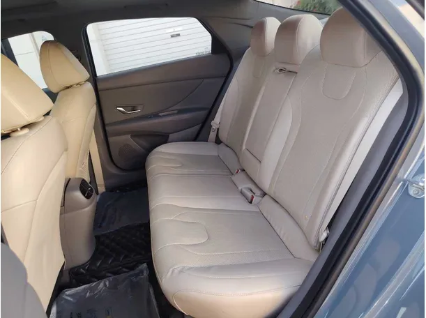 Car image 16