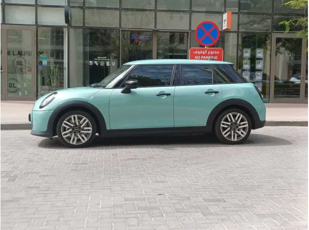 Car image 4