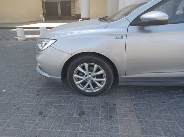 Car image 9