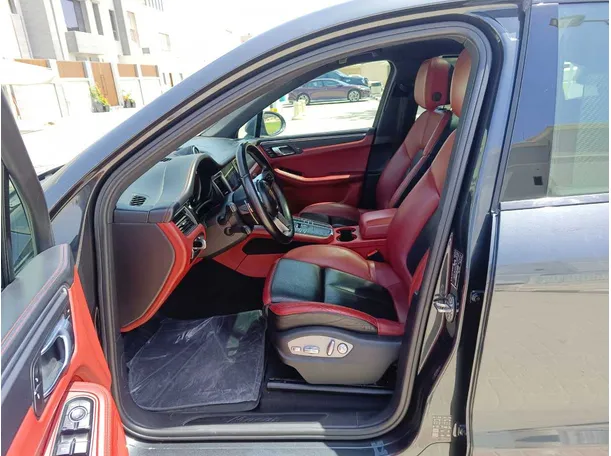Car image 14