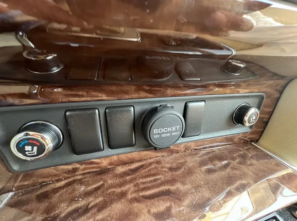 Car image 30