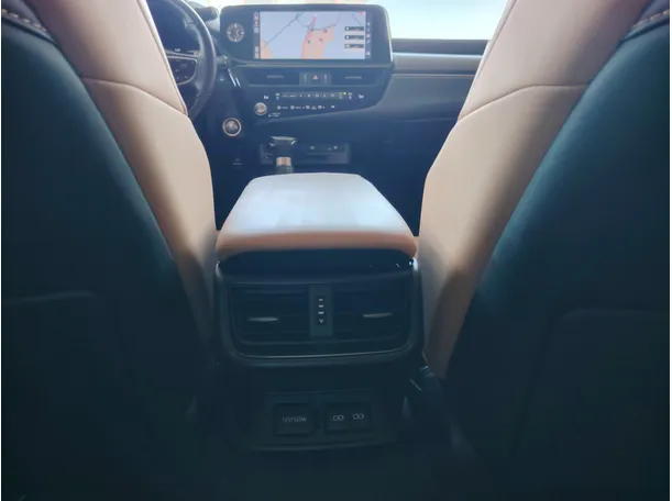 Car image 35
