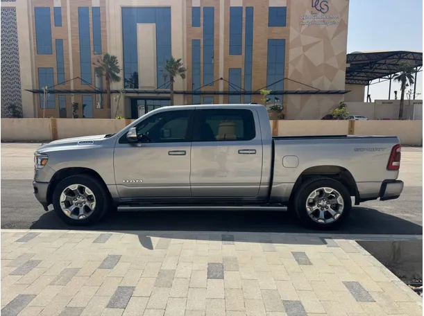 Car image 8