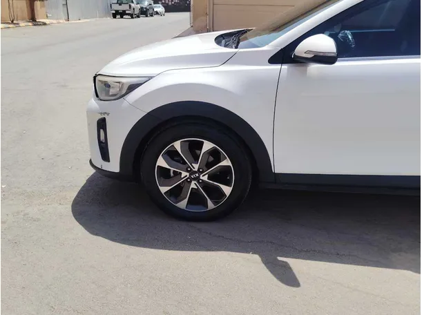 Car image 9