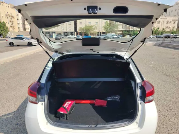 Car image 25