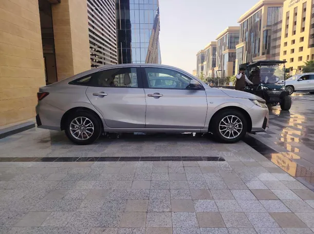 Car image 4
