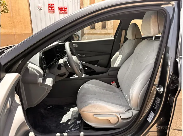 Car image 12