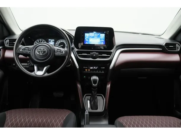 Car image 14