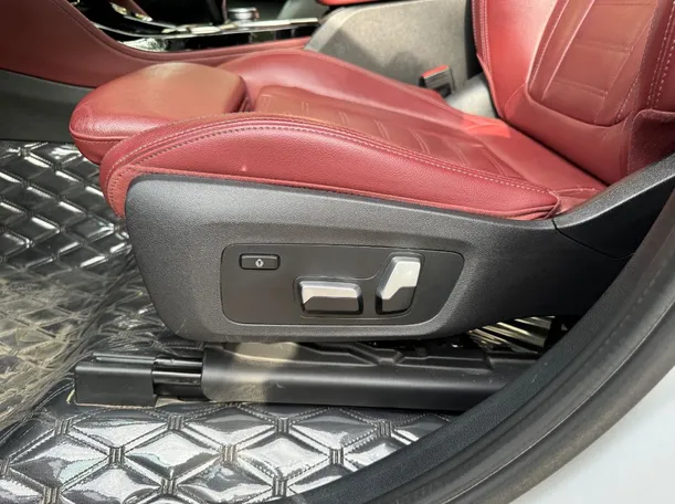 Car image 25
