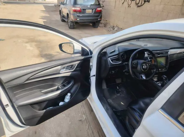 Car image 12