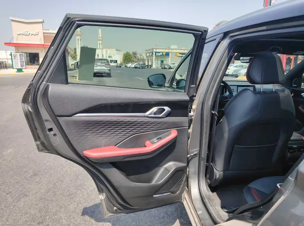 Car image 14