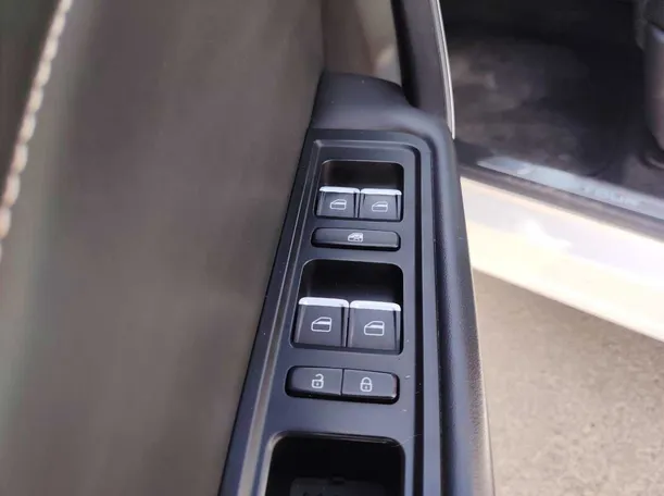 Car image 29