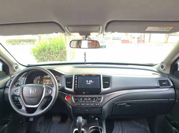 Car image 17