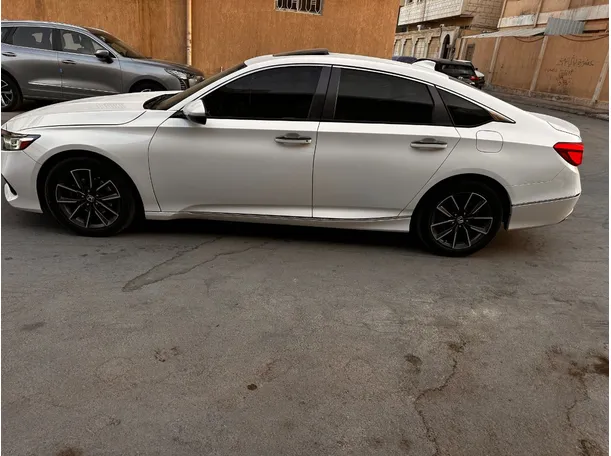 Car image 8