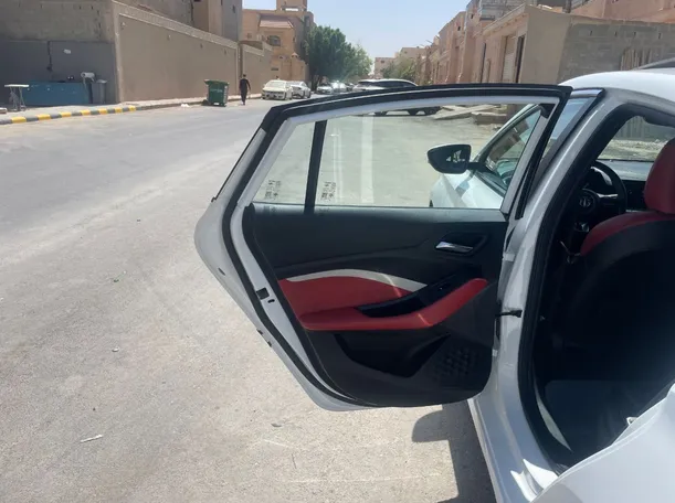 Car image 14