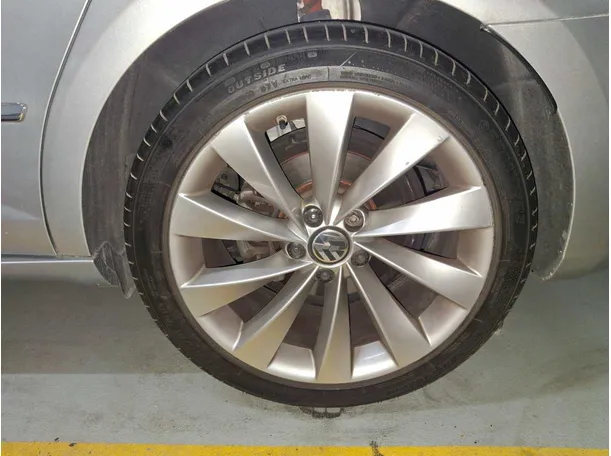 Car image 14