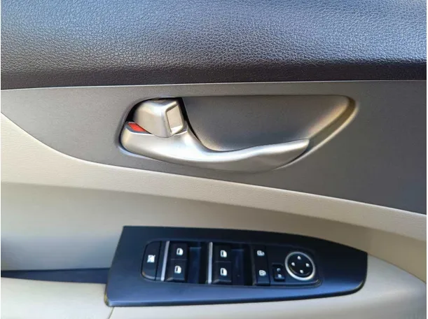 Car image 27