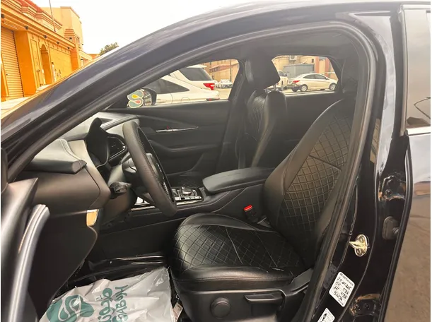 Car image 12