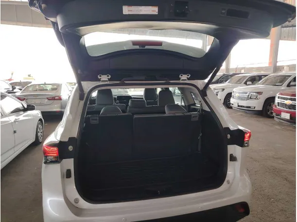 Car image 30