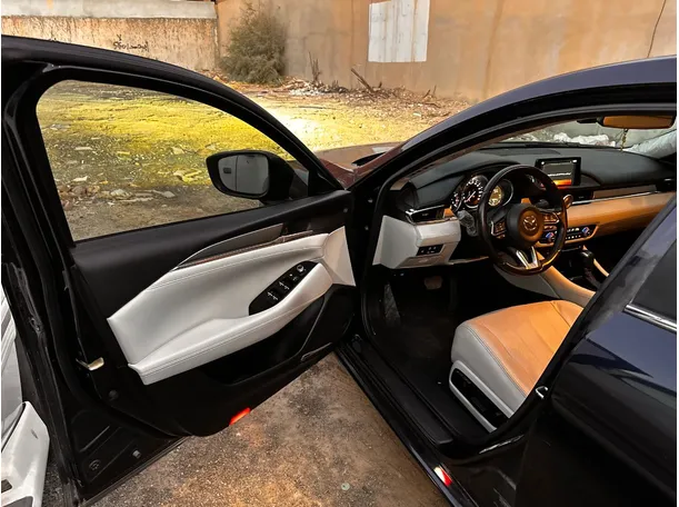 Car image 11