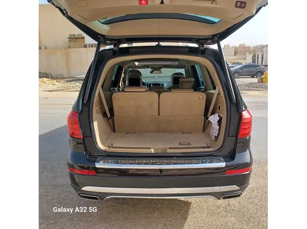Car image 26