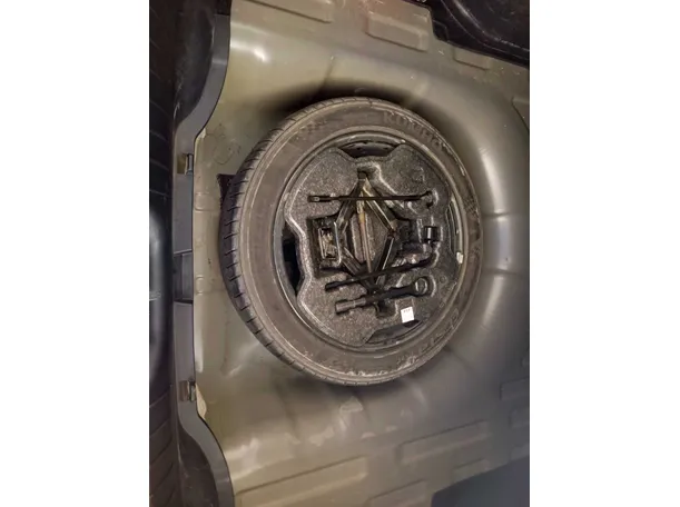 Car image 26