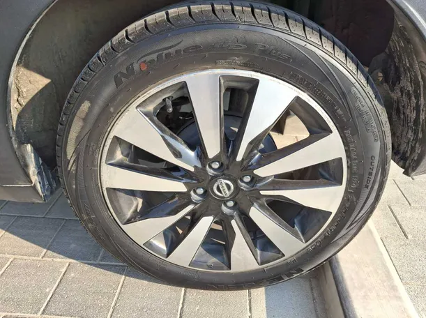 Car image 9