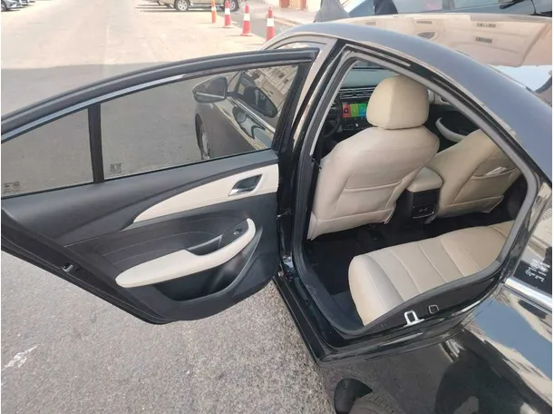 Car image 17