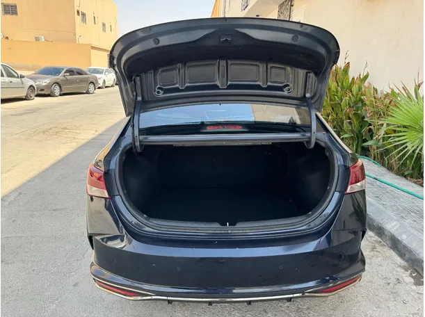 Car image 19