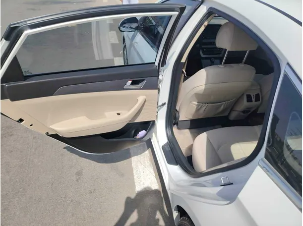 Car image 16
