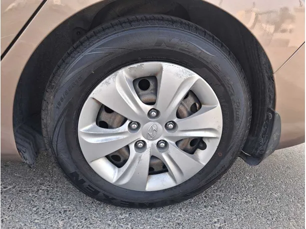 Car image 9