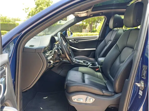 Car image 12