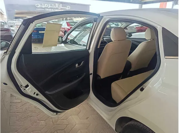 Car image 13
