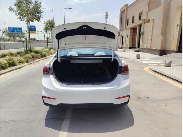 Car image 24
