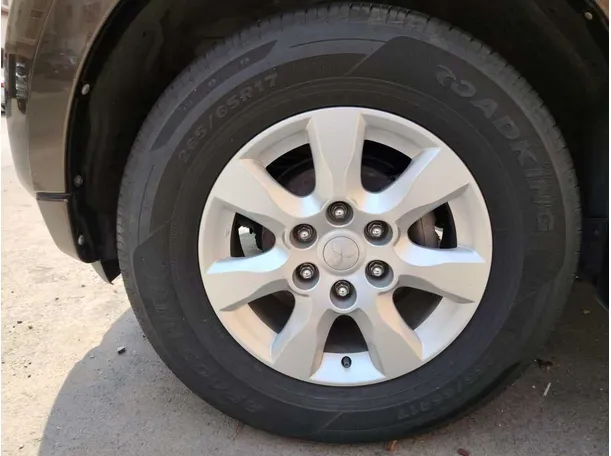 Car image 10